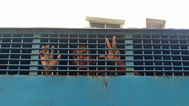 জাবিতে মবের শিকার হয়ে গ্রেফতার আসাদুল আলম  ‎