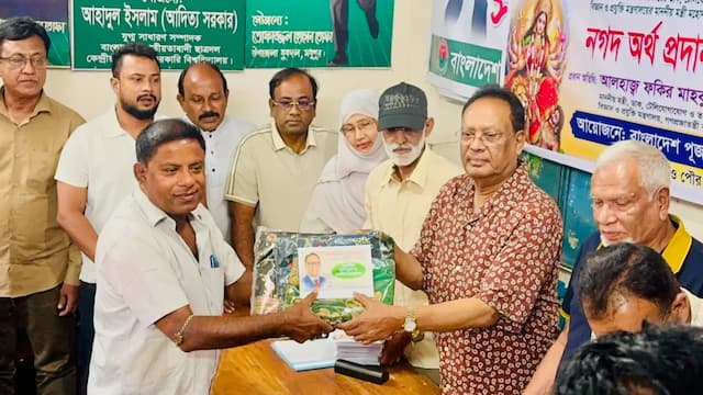মধুপুরে শারদীয় দুর্গোৎসব উপলক্ষে বস্ত্র ও নগদ অর্থ বিতরণ