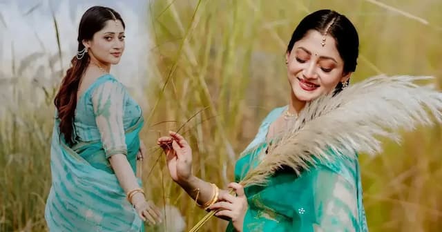 কাশফুলের কোমল ছোঁয়ায় শরতের সাজে পূজা চেরী