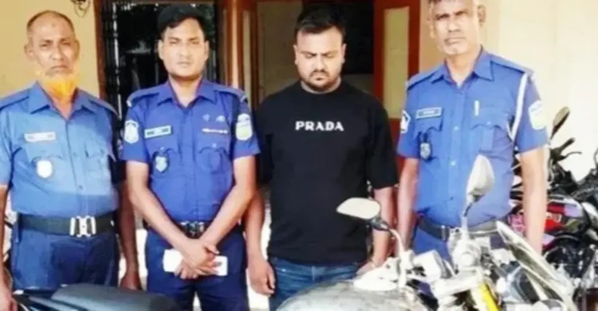 জানাজা থেকে মোটরসাইকেল চুরি, যুবক গ্রেফতার