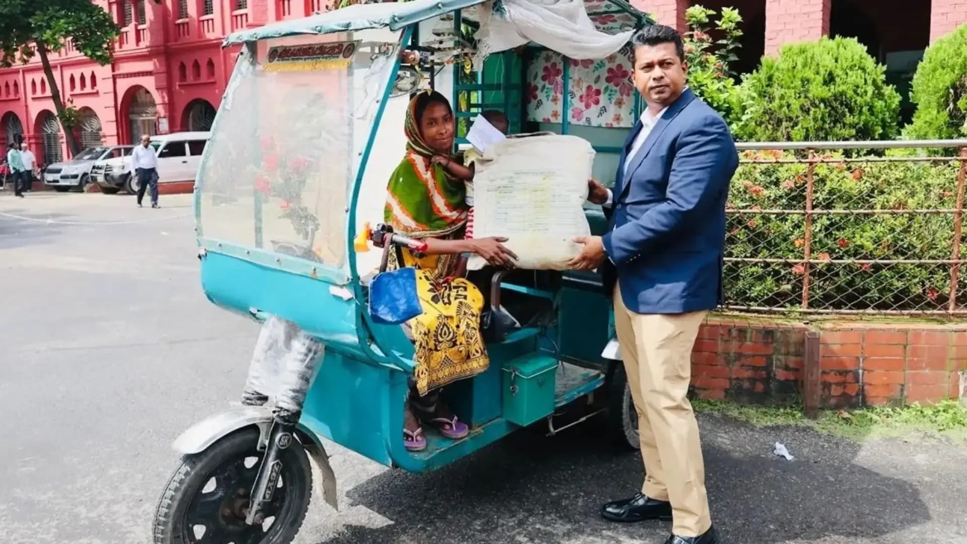 তিন সন্তানকে নিয়ে অটোরিকশা চালান ইয়াসমিন, পাশে দাঁড়ালেন চট্টগ্রামের ডিসি