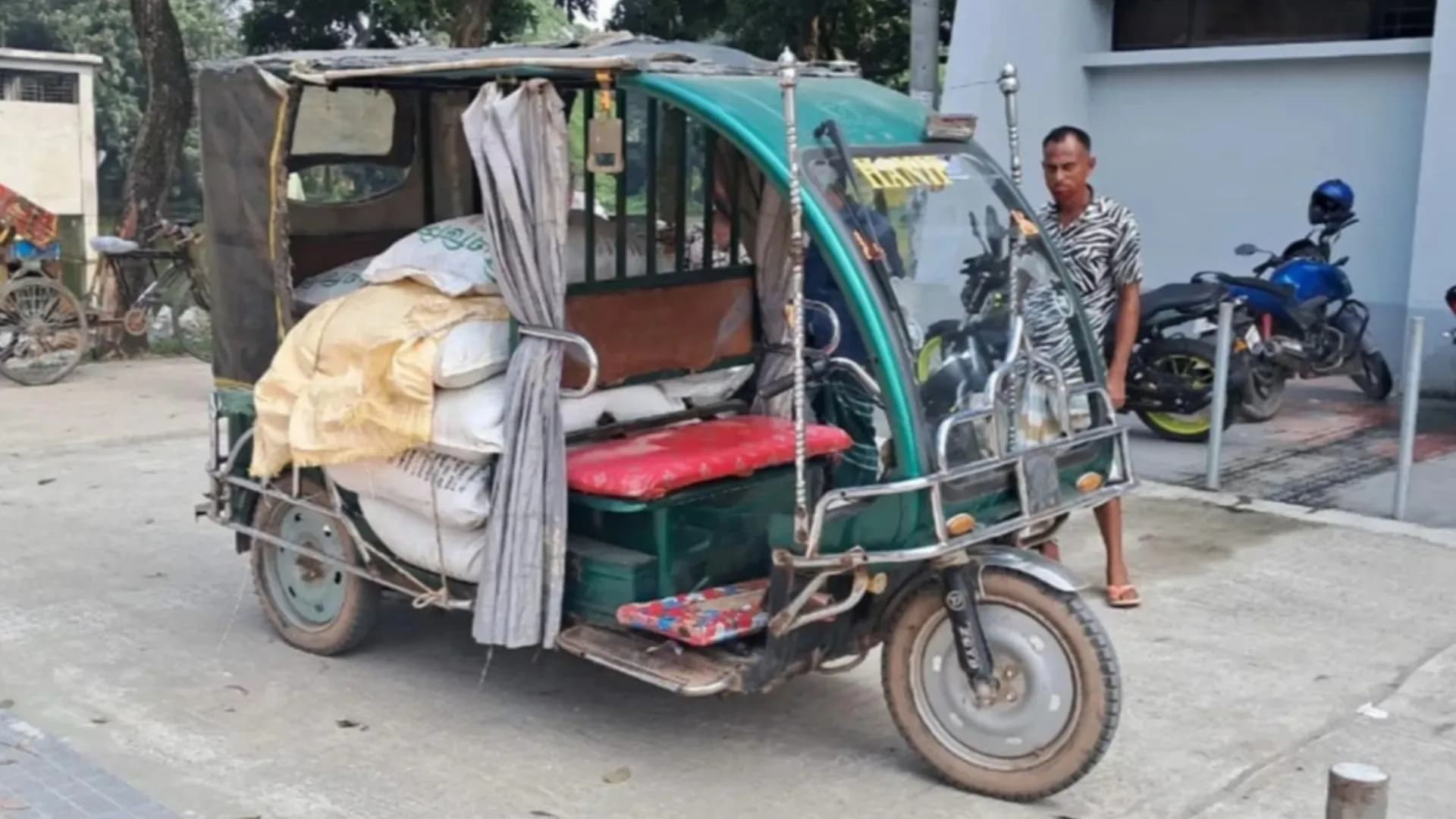 রাতের আঁধারে পাচারের পথে জব্দ অটোরিকশা ভর্তি সরকারি সার