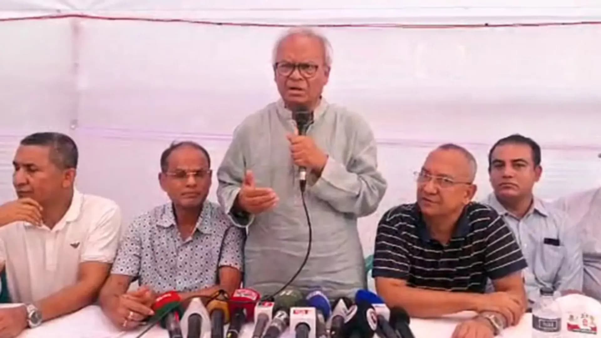 ক্রসফায়ার নিয়ে আইজিপির বক্তব্য সরকারকে বিব্রত করেছে: রিজভী